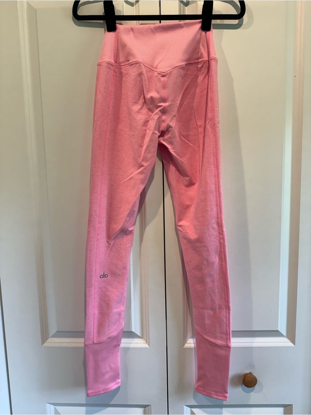 ALO Yoga High-Waist 7/8 length Alosoft leggings with ribbed detail in Pink - Picture 2 of 4